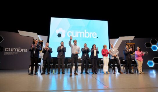 Reconoce Felifer Macías el talento y liderazgo de jóvenes de la UAQ