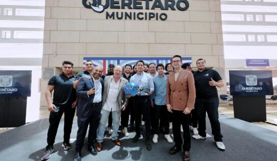 Realiza Felifer Macías encuentro con el equipo profesional de fútbol americano Gallos Negros