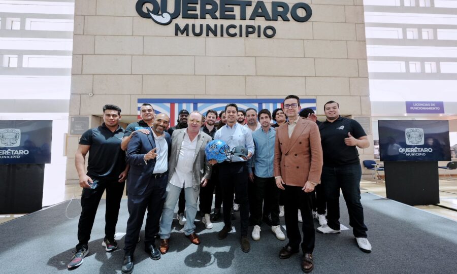 Realiza Felifer Macías encuentro con el equipo profesional de fútbol americano Gallos Negros