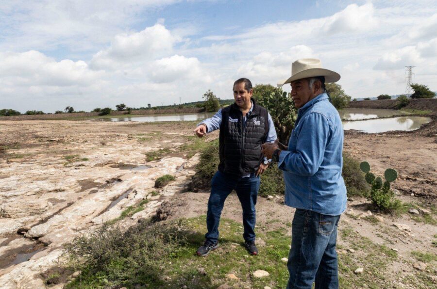 Supervisa director de JAPAM, Toño Pérez, restauración del bordo San Benito en Santa Bárbara La Cueva