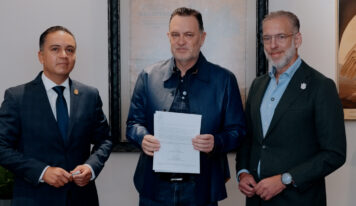Firma Mauricio Kuri declaratoria de Área Natural Protegida al Parque Los Alcanfores