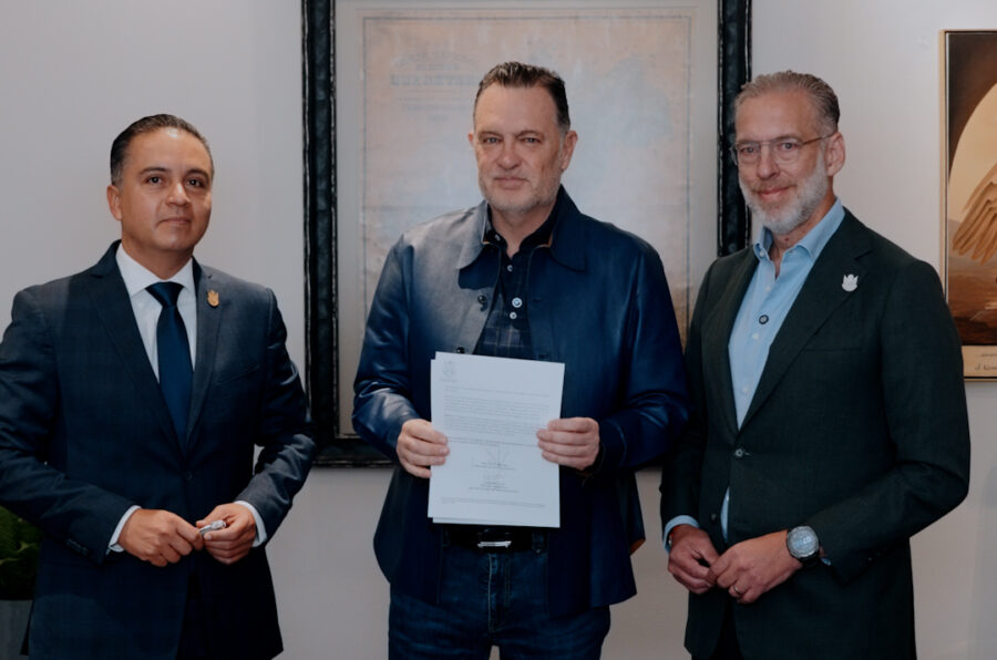 Firma Mauricio Kuri declaratoria de Área Natural Protegida al Parque Los Alcanfores