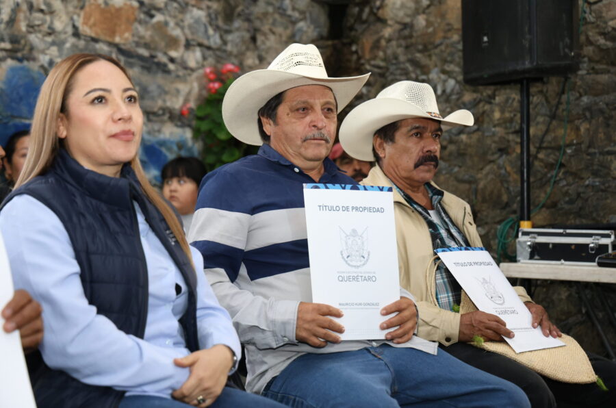 Otorga Gobierno de Querétaro certeza jurídica a familias de municipios serranos