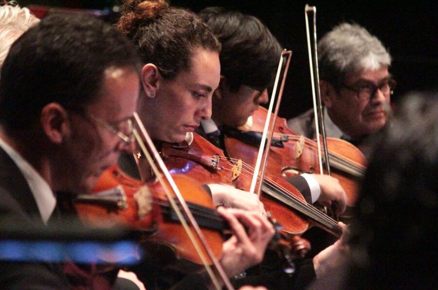 Rinde la OFEQ homenaje a Juan Gabriel con concierto sinfónico